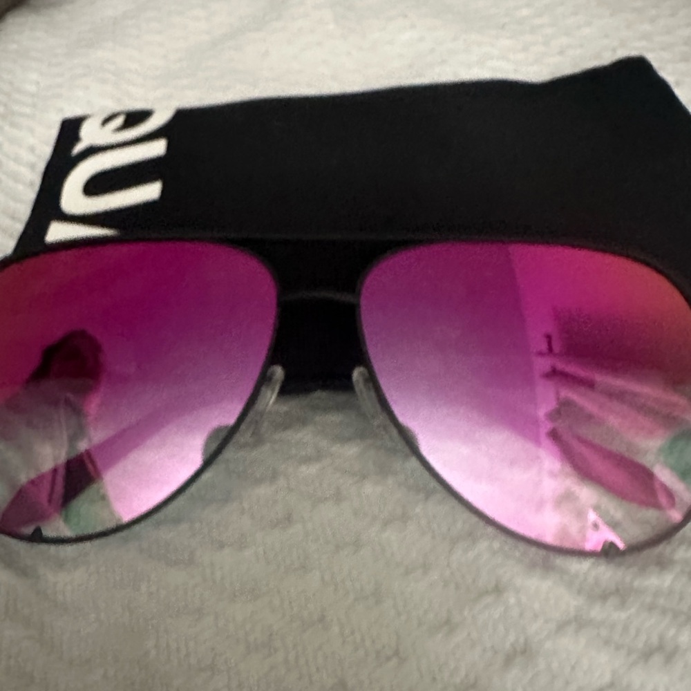 Quay Australia Pink Aviator Glasses Sleek Design